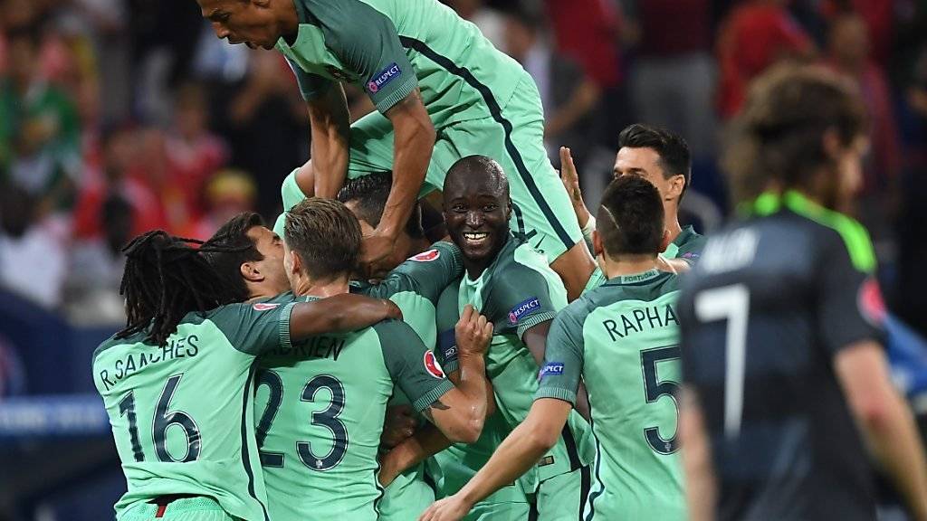 Die Portugiesen feiern Cristiano Ronaldos Tor zum 1:0