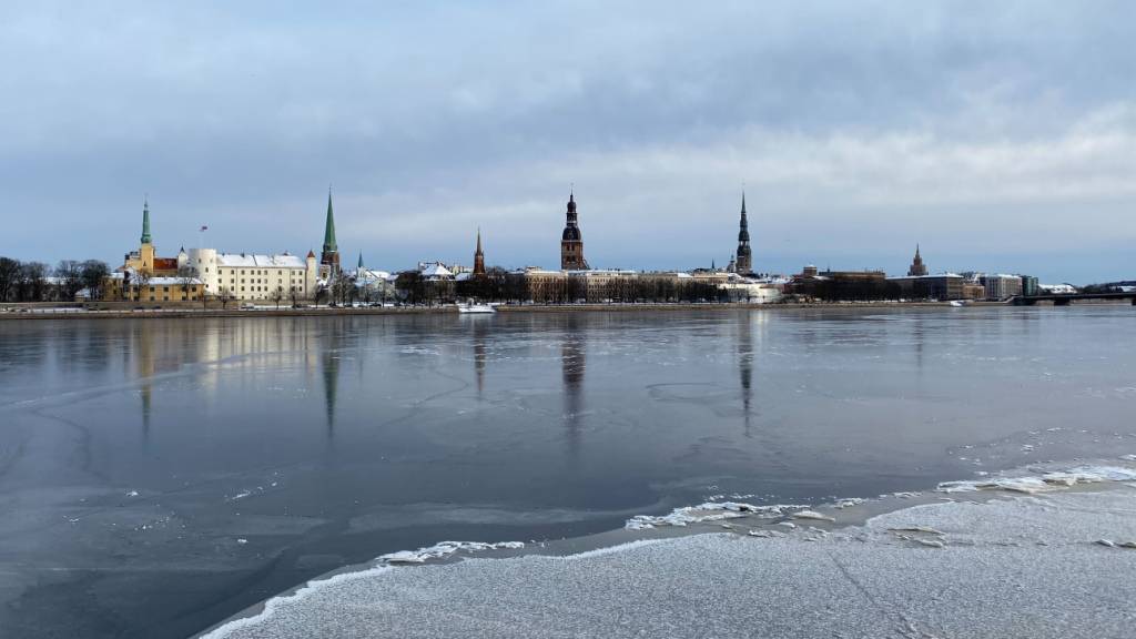 ARCHIV - Blick auf die Altstadt über den teils zugefrorenen Fluss Daugava. Foto: Alexander Welscher/dpa