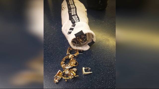 Schnitzeljägerin findet geklauten Goldschmuck