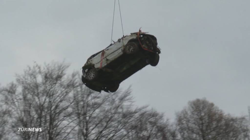 Auto stürzt in Arth 200 Meter in die Tiefe