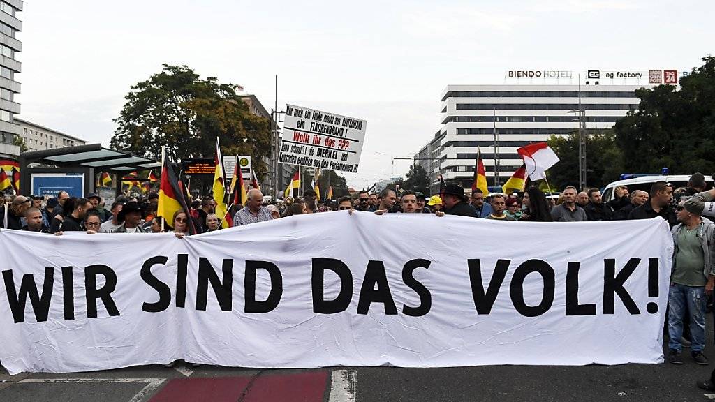 Die Bewegung Pro Chemnitz verlangt einen Stopp der Zuwanderung - vor allem von Muslimen (ähnlich der Pegida) und demonstriert mit dem Slogan «Wir sind das Volk», weil sie sich von der etablierten Politik ignoriert fühlt. Verbindungen zur Nazi-Szene sind teilweise nachgewiesen.