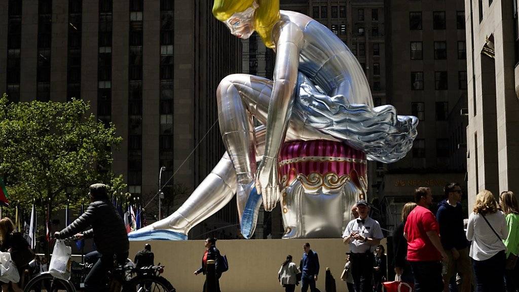 Aufblasbarer Hingucker: Das Kunstwerk mit dem Namen «Sitzende Ballerina» von Jeff Koons ist in New York zu bestaunen.