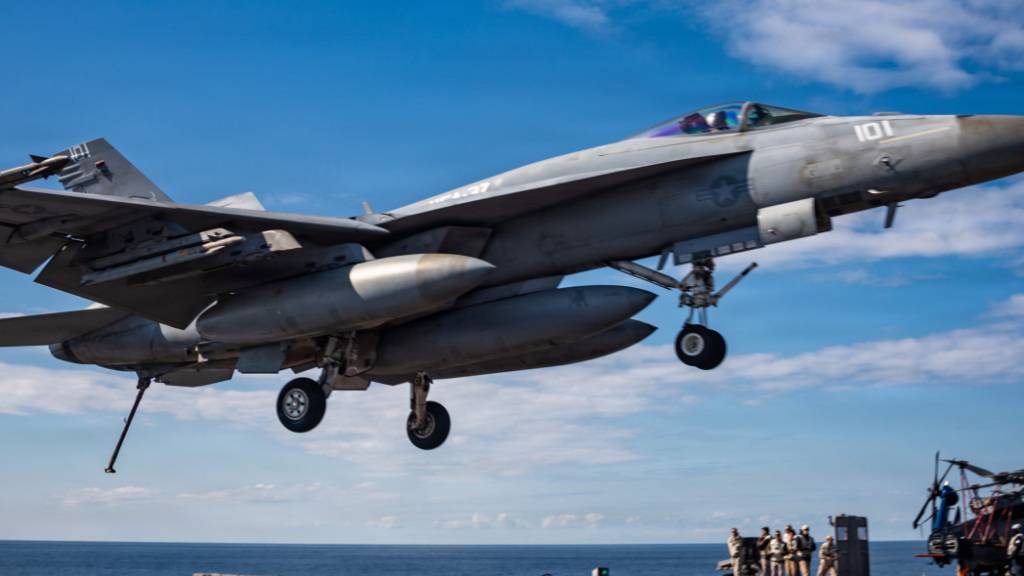HANDOUT - Auf diesem vom U.S. Central Command zur Verfügung gestellten Bild landet eine F/A-18E Super Hornet des Strike Fighter Squadron 37 auf dem Flugdeck des größten Flugzeugträgers der Welt, USS Gerald R. Ford (CVN 78), während eines Einsatzes zur Unterstützung der Operation «Epic Fury». Foto: Uncredited/U.S. Central Command/AP/dpa - ACHTUNG: Nur zur redaktionellen Verwendung im Zusammenhang mit der aktuellen Berichterstattung und nur mit vollständiger Nennung des vorstehenden Credits