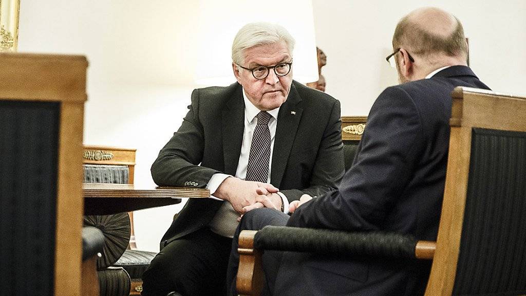 Bundespräsident Steinmeier (links) blickt SPD-Chef Schulz tief in die Augen. Spekuliert wird, dass das deutsche Staatsoberhaupt an seinem Amtssitz Schloss Bellevue in Berlin seinen Parteikollegen von einer Neuauflage der grossen Koalition mit Bundeskanzlerin Merkels CDU und der CSU überzeugen will.
