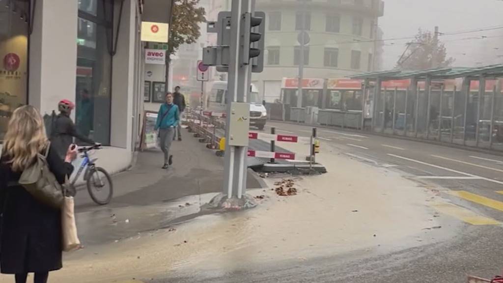 Wasserrohrbruch am Schaffhauserplatz: Darum floss das Wasser durch die Strassen
