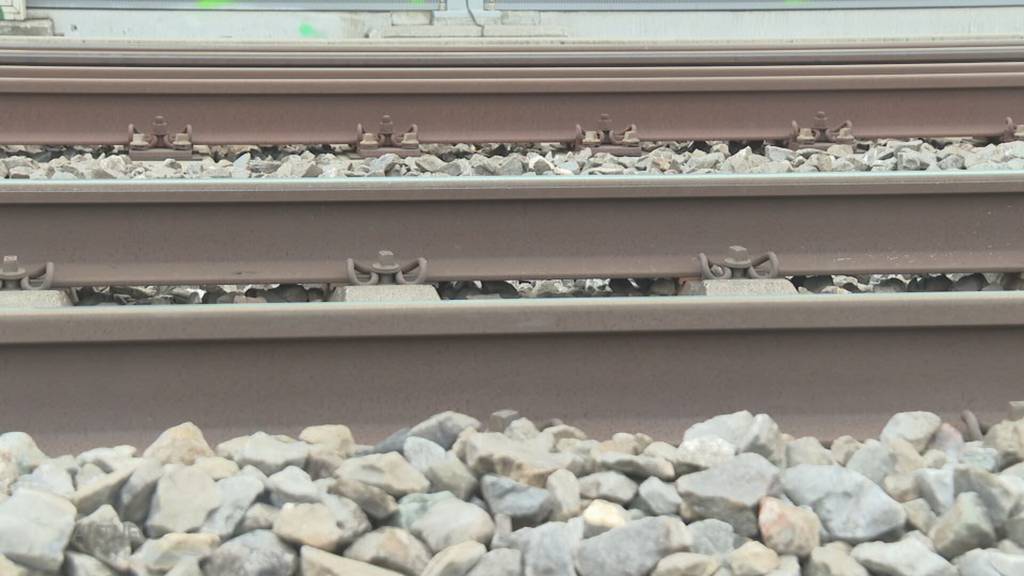 Gefährliche Aktionen: Jugendliche legen in Aarau Betonplatten auf die Gleise