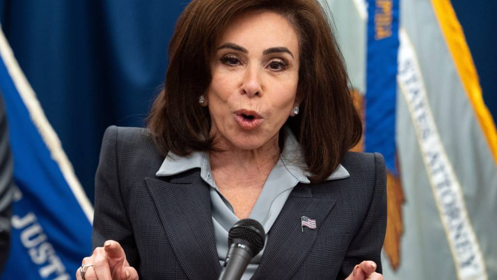 ARCHIV - US-Staatsanwältin Jeanine Pirro kündigt bei einem Auftritt eine Scam Center Strike Force an, die gegen Krypto-Anlagebetrüger vorgehen soll. Foto: Cliff Owen/FR170079 AP/dpa