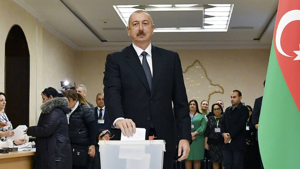 Aserbaidschans regierender Präsident Ilham Alijew bei der Stimmabgabe am Sonntag in Baku.