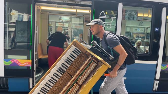 Zürcher Pianist transportiert sein 70-Kilo-Klavier im Tram