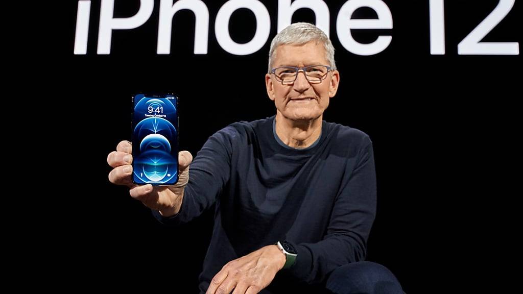 Ein Rückruf des Apple-Modells iPhone 12 in Frankreich scheint nun wieder vom Tisch - im Bild Apple-CEO Tim Cook bei der Präsentation im Jahr 2020. (Archiv)