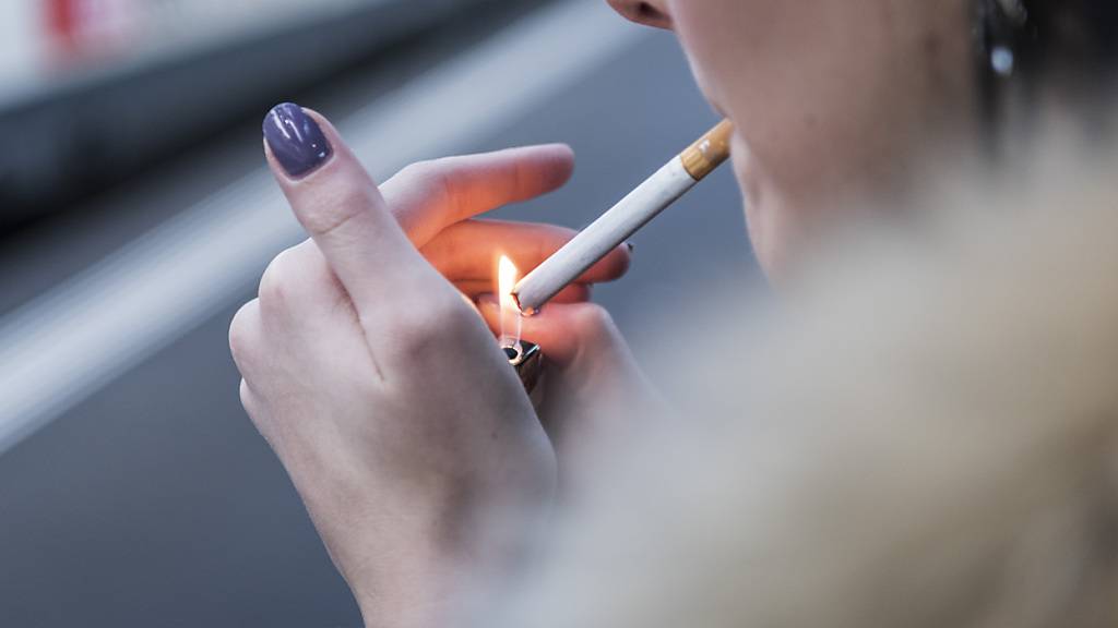 Raucherinnen und Raucher verkürzen ihr Leben nach Schätzungen britischer Wissenschaftler mit jeder Zigarette um durchschnittlich 20 Minuten. (Symbolbild)