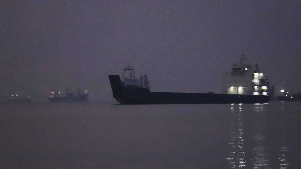 ARCHIV - Vor Sonnenaufgang liegen Frachtschiffe in der Straße von Hormus vor Bandar Abbas vor Anker. Foto: Amirhosein Khorgooi/ISNA via AP/dpa/Archivbild