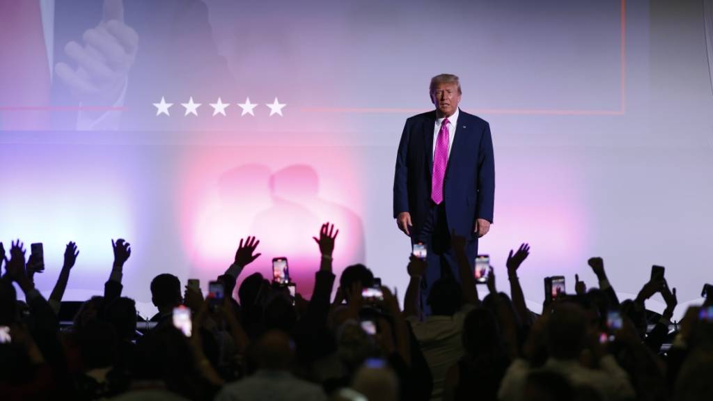 Ex-Präsident Donald Trump bei einer Veranstaltung im US-Bundesstaat Michigan. Dort sollen einige seiner Anhänger 2020 versucht haben, die Wahlen zu beeinflussen. Foto: Al Goldis/AP/dpa