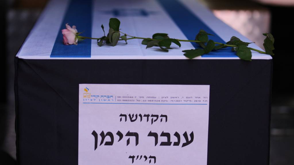 dpatopbilder - Eine rosafarbene Rose liegt auf dem Sarg der getöteten Geisel Inbar Hayman, die in der lokalen Graffiti-Gemeinde als «Pink» bekannt ist, während ihres Trauerzuges zum Friedhof Rischon Lezion. Foto: Francisco Seco/AP/dpa