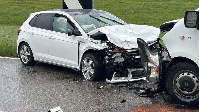 22-jährige Autofahrerin crasht in Eglisau mit Lieferwagen