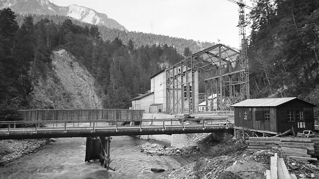 Die Stadt Zürich will zwei ehemalige Wohnhäuser für Kraftwerksmitarbeiter in Tiefencastel und Tinizong verkaufen. Im Bild die Baustelle für das Julia-Kraftwerk bei Tiefencastel im Jahr 1968. (Archivbild)