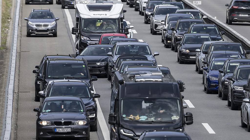 Autos stauen sich auf zehn Kilometern vor dem Gotthard-Südportal