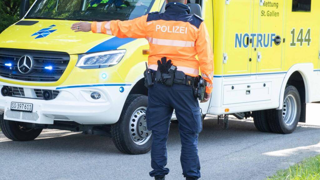 Ein Kantonspolizist weist den Rettungsdienst ein.