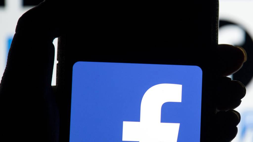 Das Facebook-Logo ist auf dem Display eines Mobiltelefons zu sehen. Als Reaktion auf ein geplantes neues Mediengesetz blockiert Facebook das Teilen von Nachrichteninhalten auf seiner Plattform in Australien. 