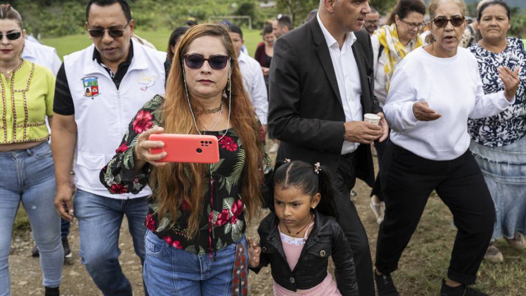 Die Wiedereingliederung ehemaliger Kämpferinnen und Kämpfer der Guerilla-Organisation Farc in Kolumbien macht Fortschritte. Bundespräsident Alain Berset hat sich bei seinem Besuch in einem Wiedereingliederungsraum in Dabeiba am Mittwoch beeindruckt gezeigt.