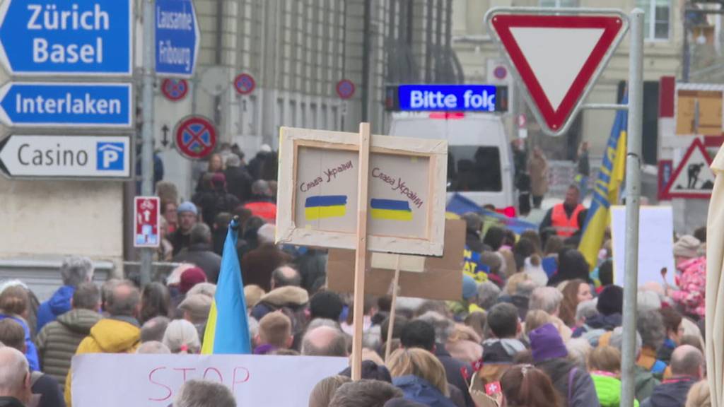 Drei Jahre nach Kriegsausbruch in der Ukraine: Hunderte von Menschen an Solidaritätsdemo in Bern