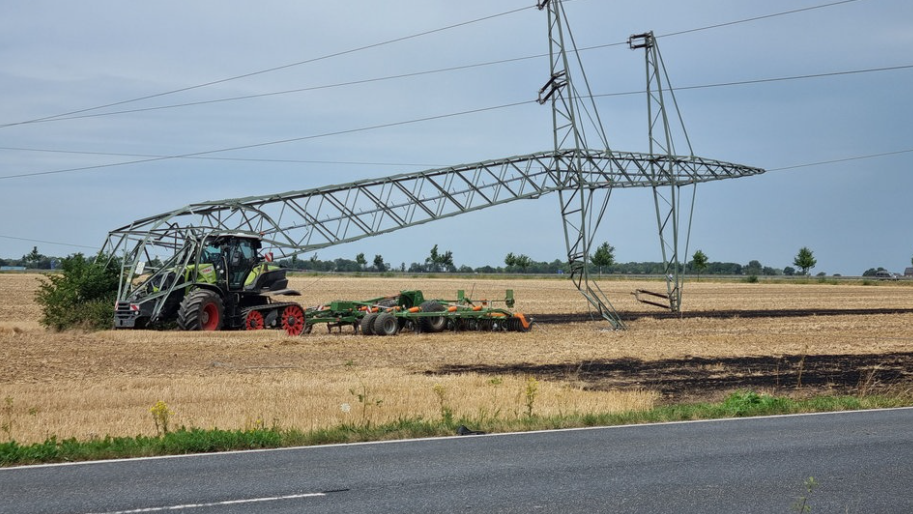 Traktor rammt Strommast Deutschland