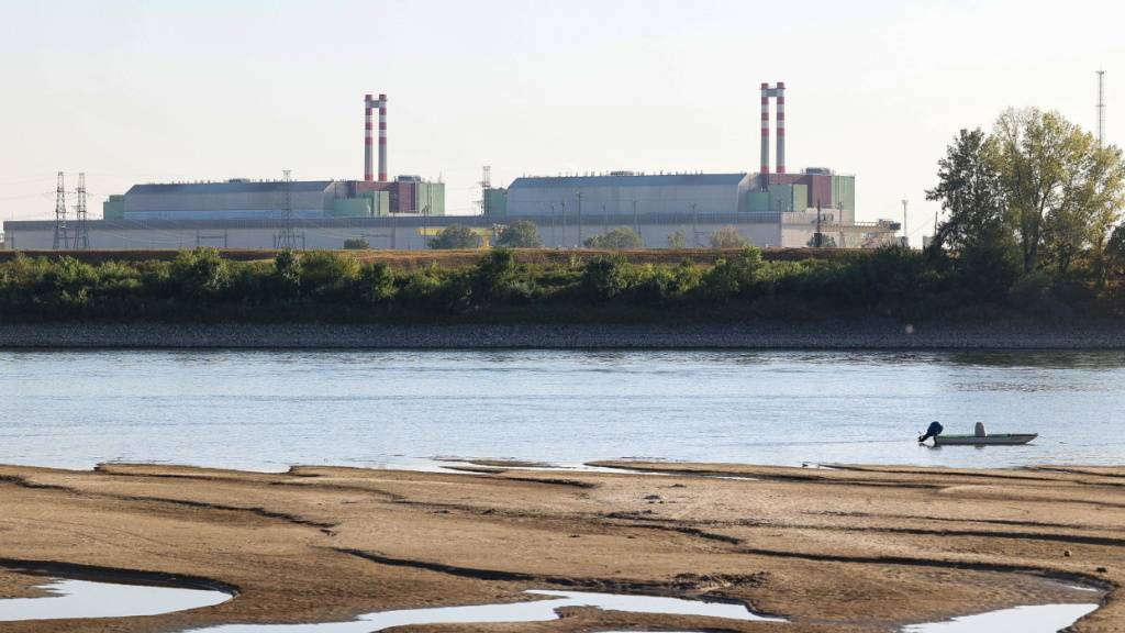 Das flusswasser-gekühlte ungarische AKW Paks mit seinen vier Reaktorblöcken läuft wegen des niedrigen Donaustands im Minimalbetrieb. (Archivbild)