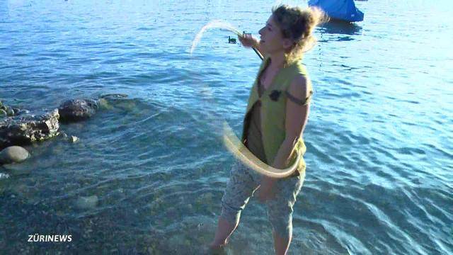 Wasserpfeife, Paddeln und Hula-Hoop