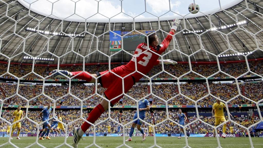 Andrej Lunin streckt sich beim 0:1 nach einer halben Stunde vergebens - der Keeper von Real Madrid macht gegen Rumänien keine gute Figur