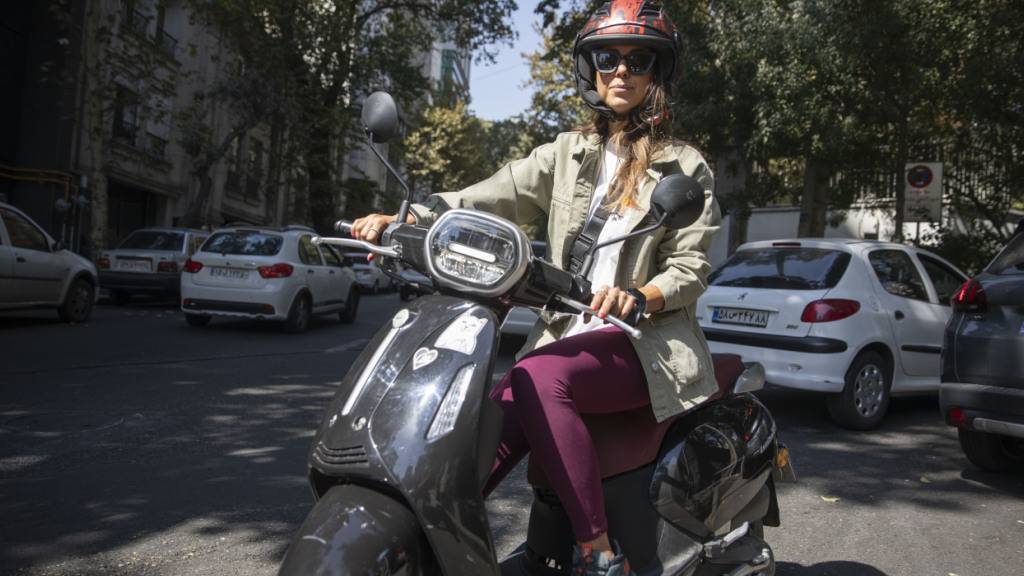 ARCHIV - Neda Khani sitzt auf ihrem Roller in der iranischen Hauptstadt. Foto: Arne Immanuel Bänsch/dpa