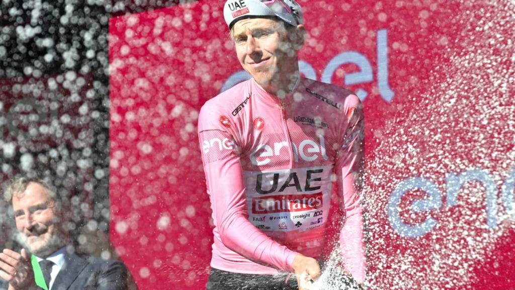 Mit einem Champagner-Regen feiert Tadej Pogacar seinen zweiten Etappensieg am Giro d'Italia