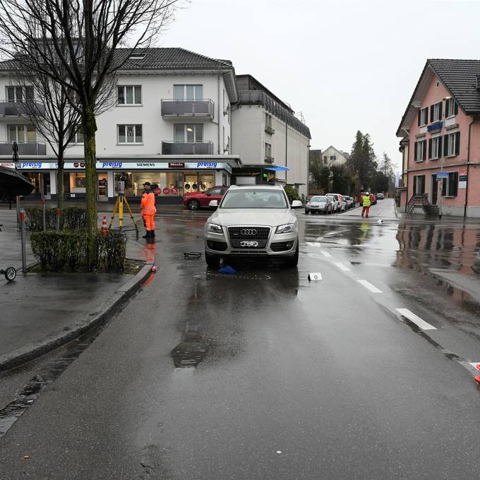 Frau (50) mit Rollator wird von Auto angefahren und schwer verletzt