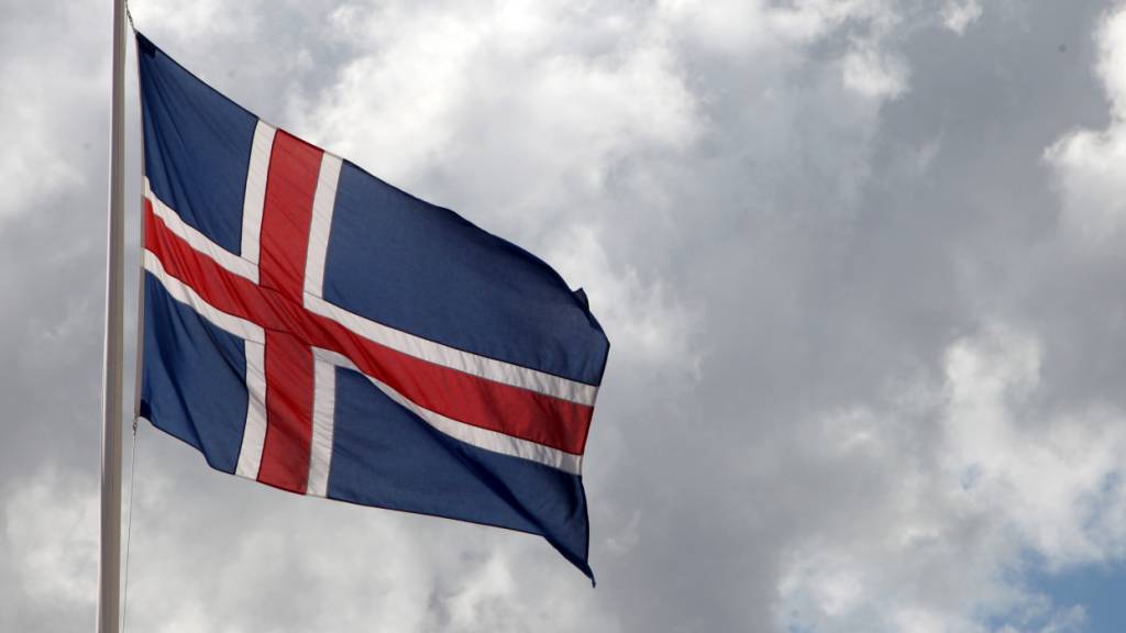 ARCHIV - Die isländische Flagge ist vor dem Gebäude Nordatlantens Brygge in Kopenhagen gehisst. Foto: Steffen Trumpf/dpa