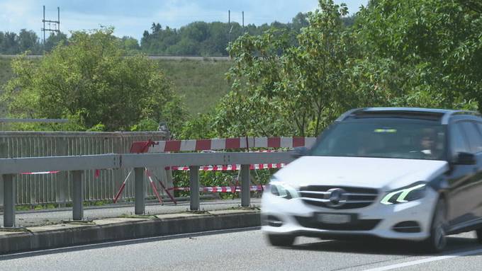 Auto durchbricht in Gümmenen Leitplanke und fällt in die Saane