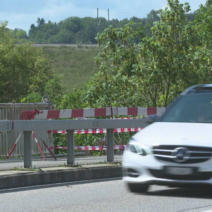 Auto durchbricht in Gümmenen Leitplanke und fällt in die Saane