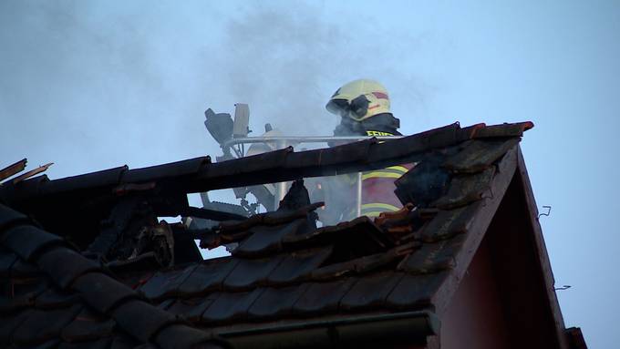Dachstock eines Mehrfamilienhauses gerät in Brand