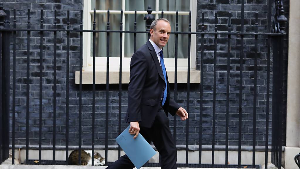 Dominic Raab, Aussenminister von Großbritannien, geht vor der 10 Downing Street. 