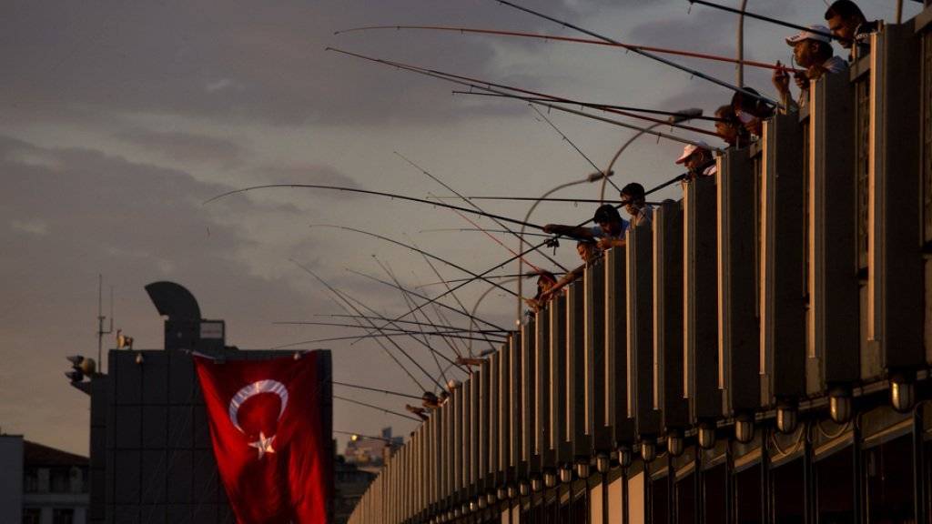 Ruhe nach dem gescheiterten Putschversuch in der Türkei: Fischer am Bosporus in Istanbul. Die Regierungspartei AKP erwägt, die Todesstrafe wieder einzuführen. Nun hat sie dafür die Unterstützung der ultrarechten Oppositionspartei MHP erhalten.