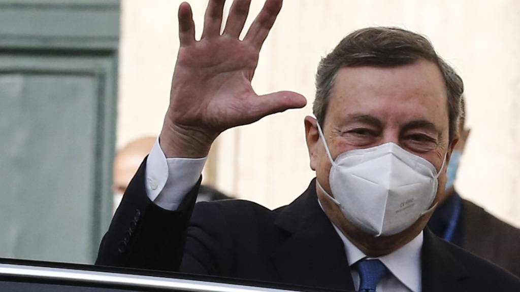 ARCHIV - Mario Draghi, früherer Präsident der Europäischen Zentralbank (EZB), winkt beim Verlassen des Palazzo Montecitorio. Foto: Cecilia Fabiano/LaPresse via ZUMA Press/dpa
