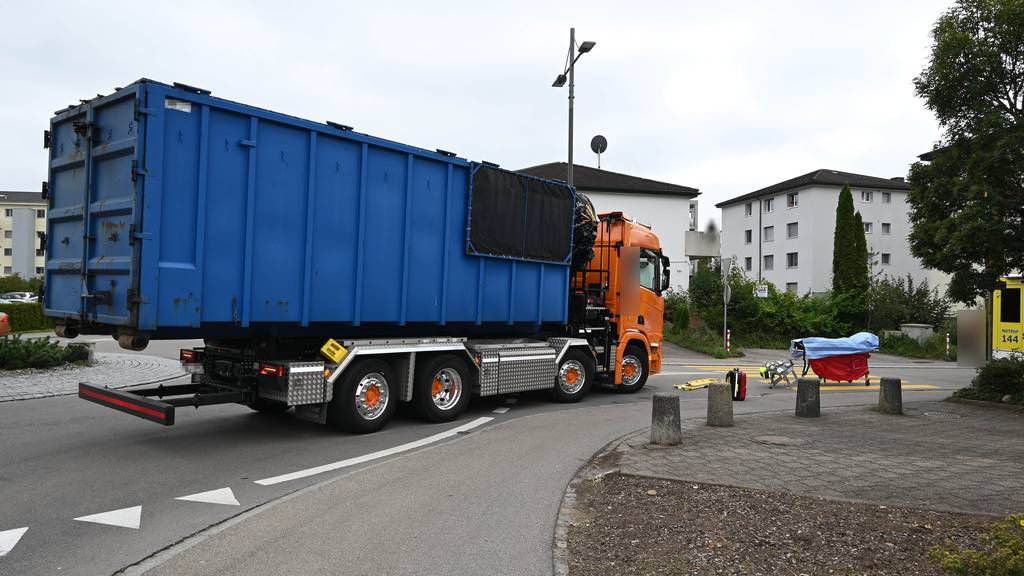 12-Jährige von Lastwagen erfasst – Rega fliegt sie ins Spital