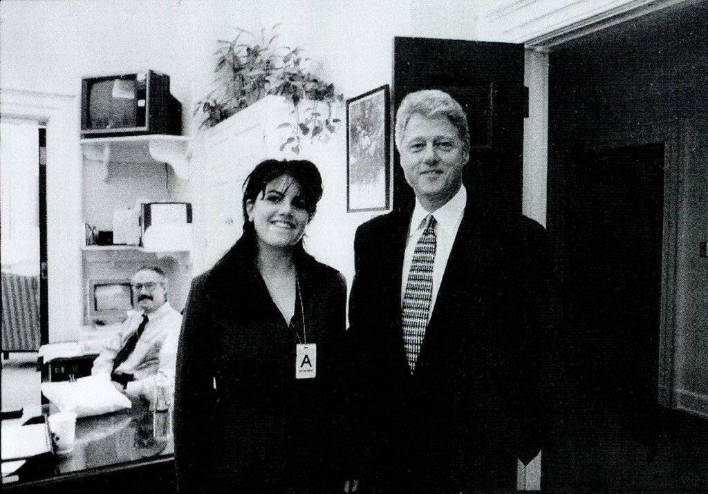 Monica Lewinsky und Bill Clinton 1995 im Weissen Haus. (KEYSTONE/EPA/Independent Counsel)