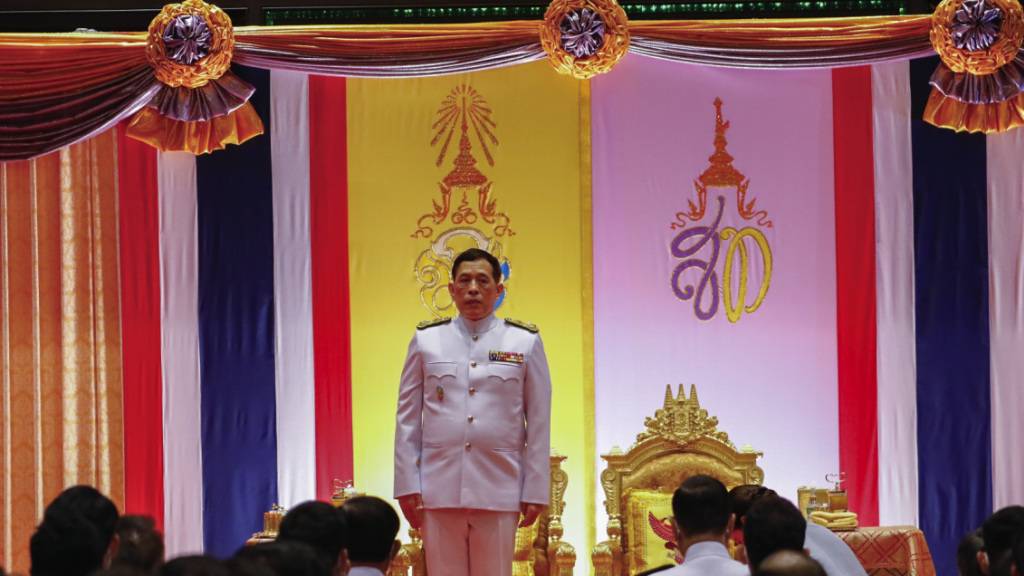 König Maha Vajiralongkorn von Thailand liegt die Genesung eines Elefanten am Herzen. Foto: Sunti Teapia/Manage newspaper/AP/dpa