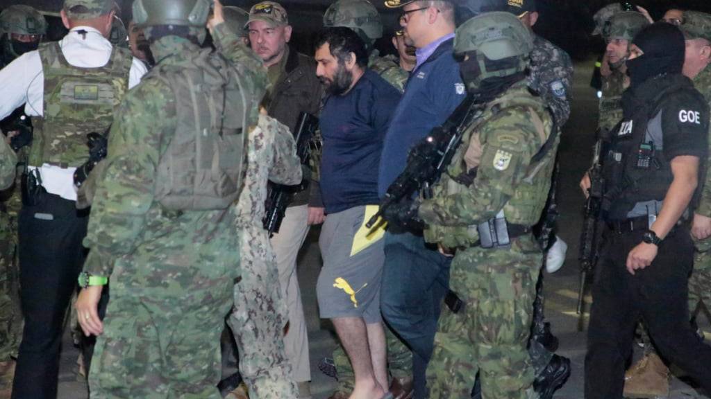 ARCHIV - In Begleitung von Soldaten und Polizisten kommt Jose Adolfo Macias Villamar, alias Fito, in Guayaquil an. Foto: Joffre Flores/AP/dpa