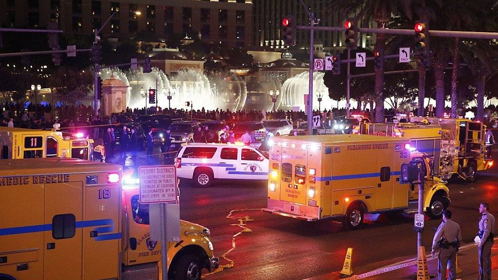 Polizisten und Ambulanzfahrzeuge am Ort des Unfalls in Las Vegas.