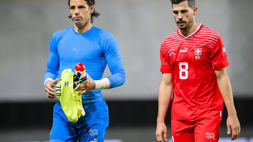 Yann Sommer und Remo Freuler verlassenden Platz in Felcsut