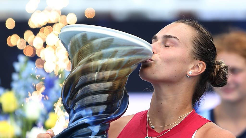 Küsst den Pokal: Aryna Sabalenka