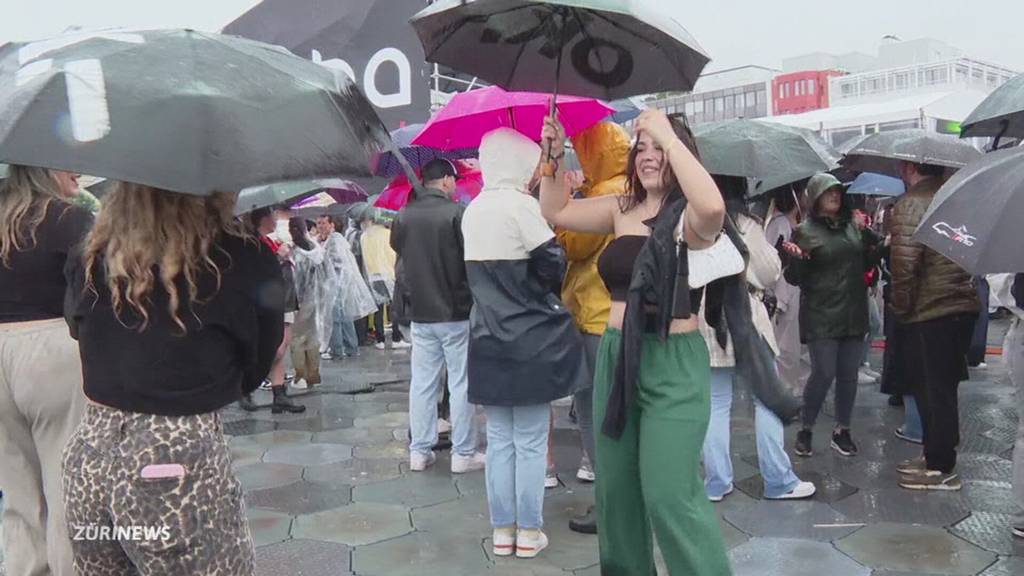 Der Regen fordert die Veranstalter des Alba Festivals heraus