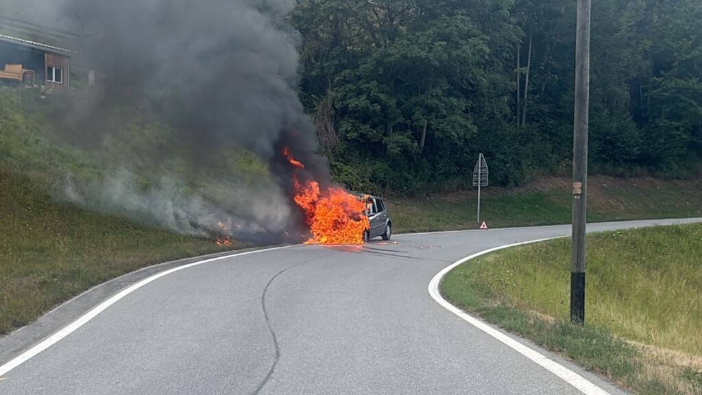 Auto brennt in Tartar GR vollständig aus