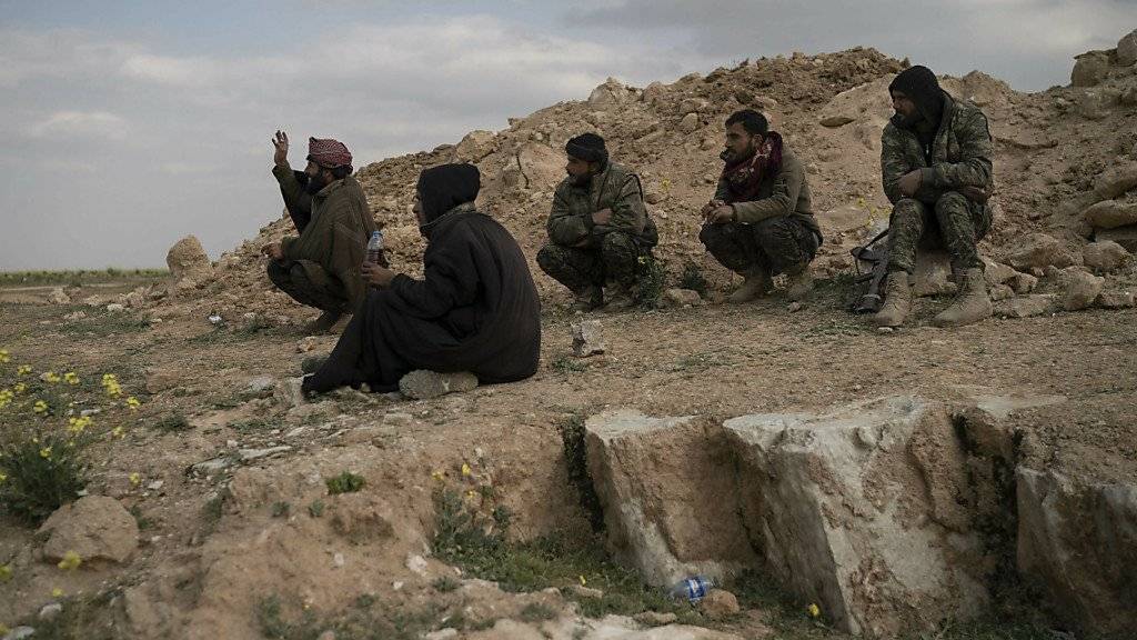 «Finale Offensive»: Kämpfer der SDF-Allianz ausserhalb von Baghus in der Wüste.