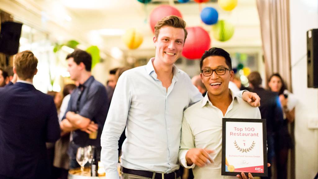 Bamboo-Firmenchef Huu Trùc «Howdy» Mai (rechts) und Dominic Millioud, Country Manager Schweiz von Eat.ch, an der Preisverleihung im vergangenen Jahr.